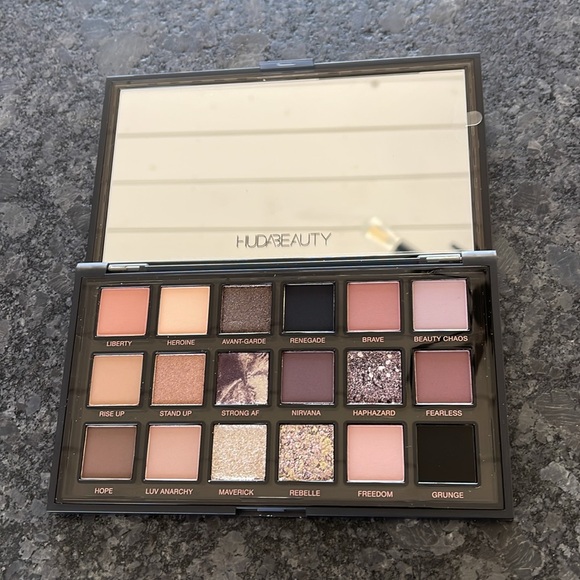 Huda Pretty Grunge Eyeshadow Palette shades every day & night glam-grunge hot af - Picture 12 of 14